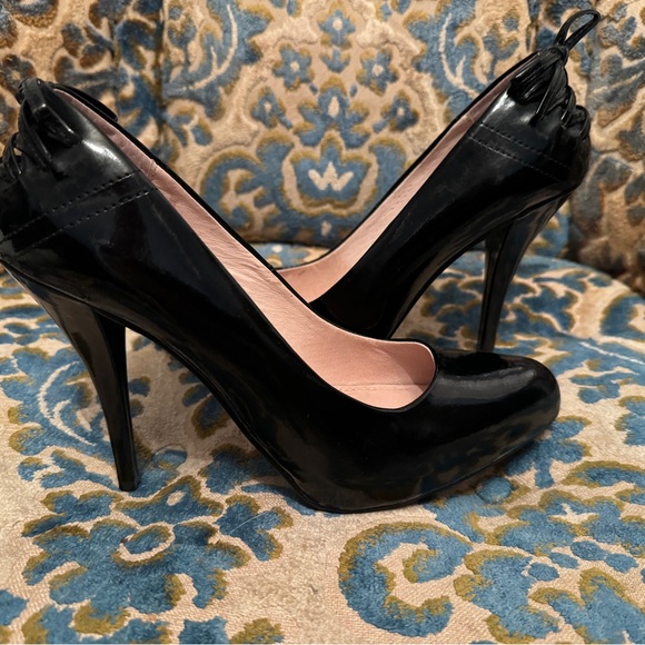 Beautiful patent  leather Chinese laundry, high heels with corset lacing details - Picture 1 of 4
